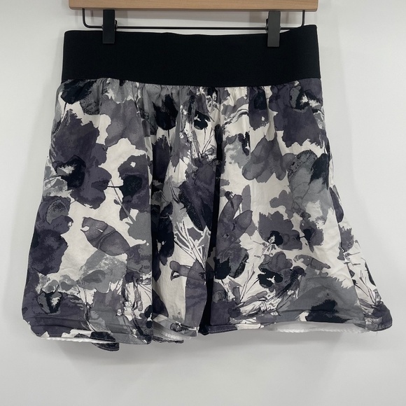 Express Skirt Women Small Black White Floral Romantic Skater Pull On Elastic - Picture 1 of 10
